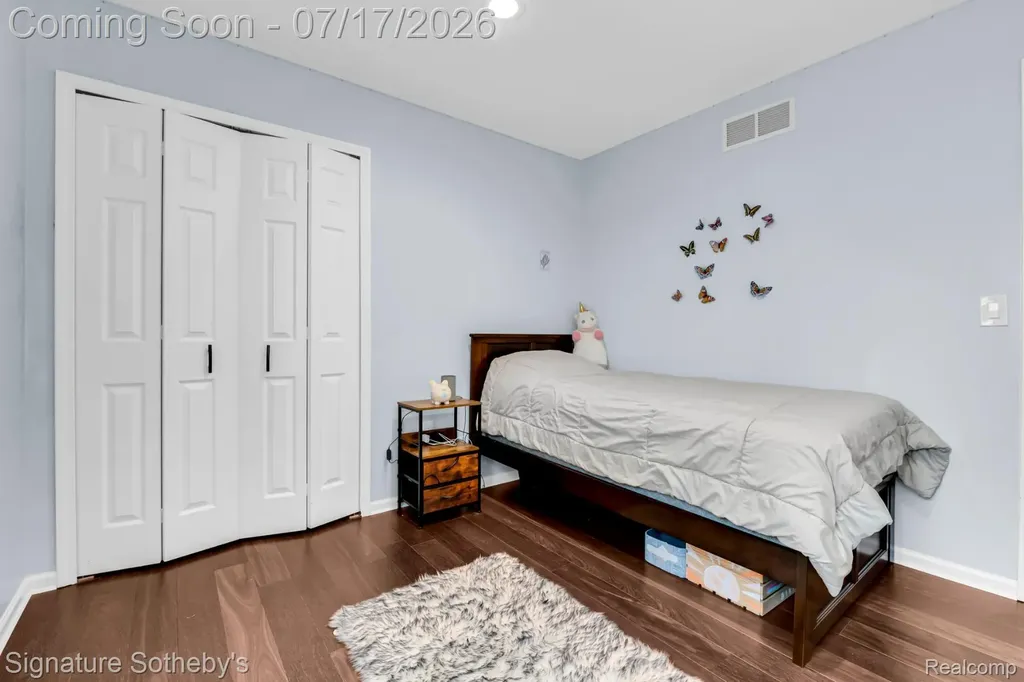 23134 Fox Creek Farmington Hills City MI 48335