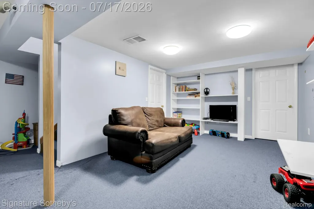 23134 Fox Creek Farmington Hills City MI 48335