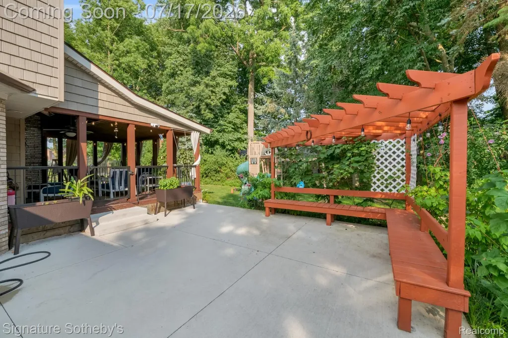 23134 Fox Creek Farmington Hills City MI 48335
