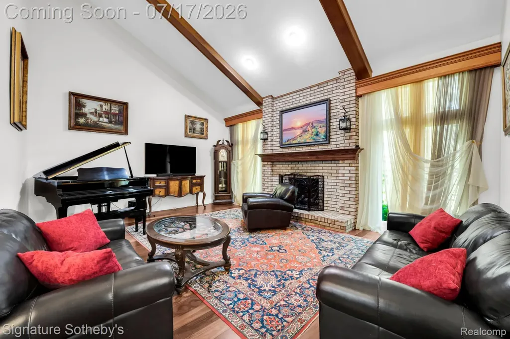 23134 Fox Creek Farmington Hills City MI 48335
