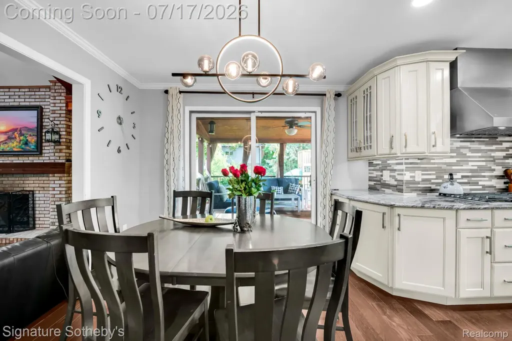 23134 Fox Creek Farmington Hills City MI 48335