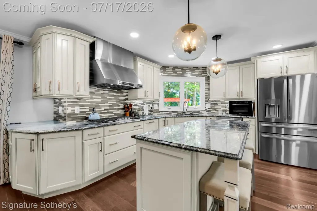 23134 Fox Creek Farmington Hills City MI 48335