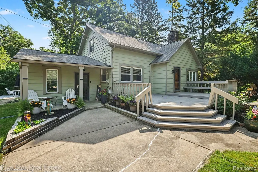 6700 Pontiac Trail Road West Bloomfield Charter Township MI 48323