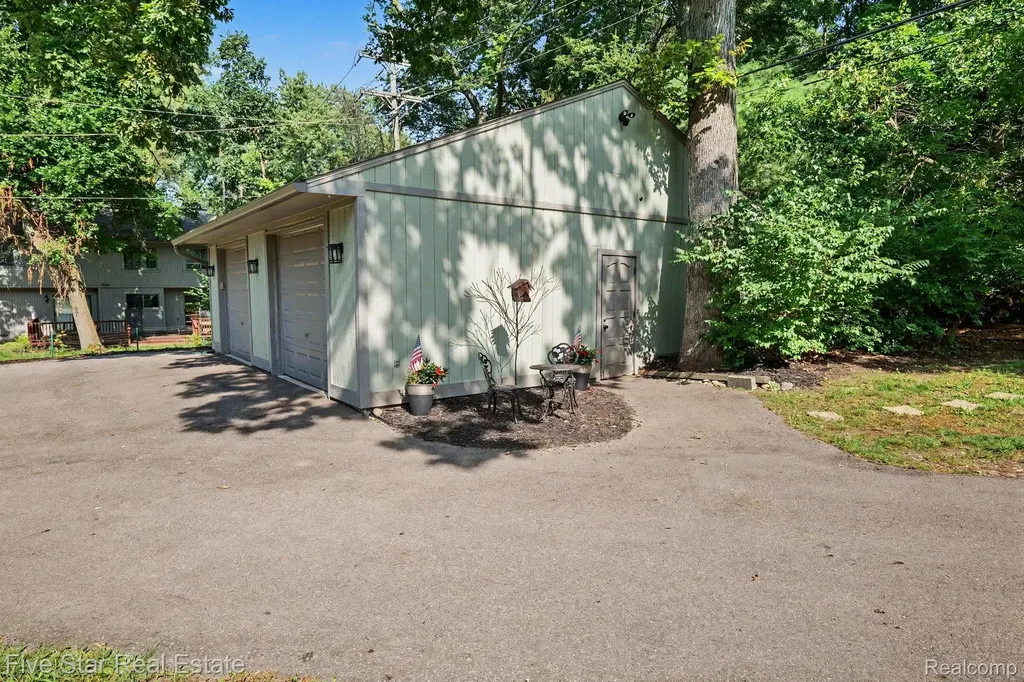 6700 Pontiac Trail Road West Bloomfield Charter Township MI 48323