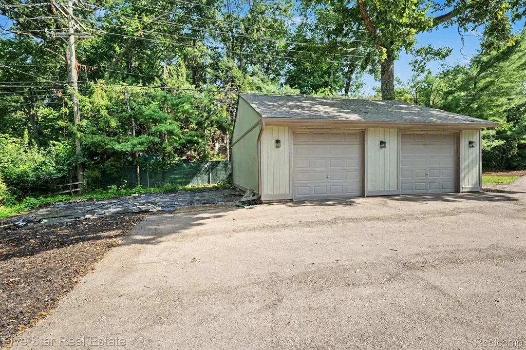 6700 Pontiac Trail Road West Bloomfield Charter Township MI 48323