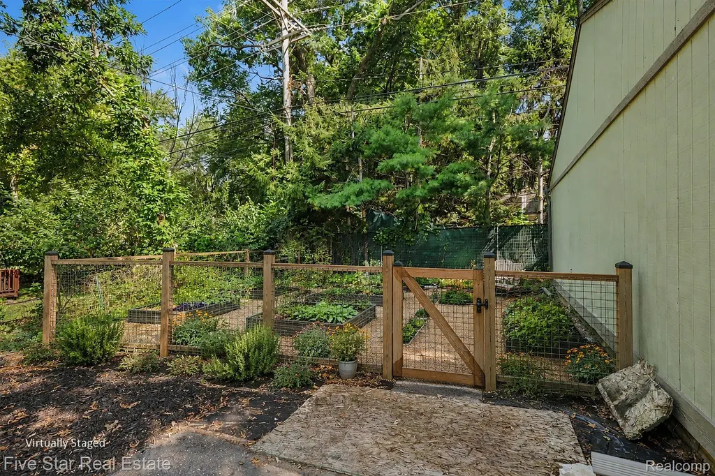 6700 Pontiac Trail Road West Bloomfield Charter Township MI 48323