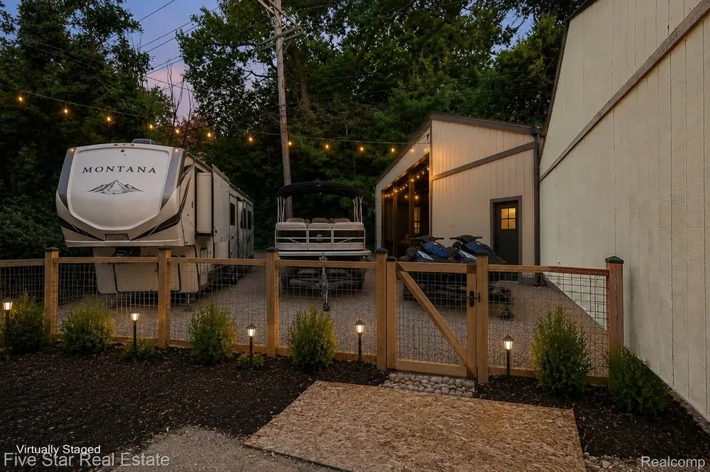 6700 Pontiac Trail Road West Bloomfield Charter Township MI 48323