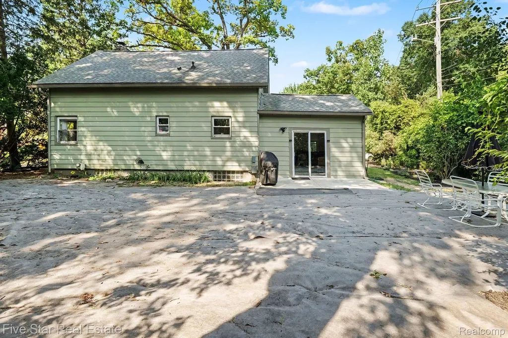 6700 Pontiac Trail Road West Bloomfield Charter Township MI 48323