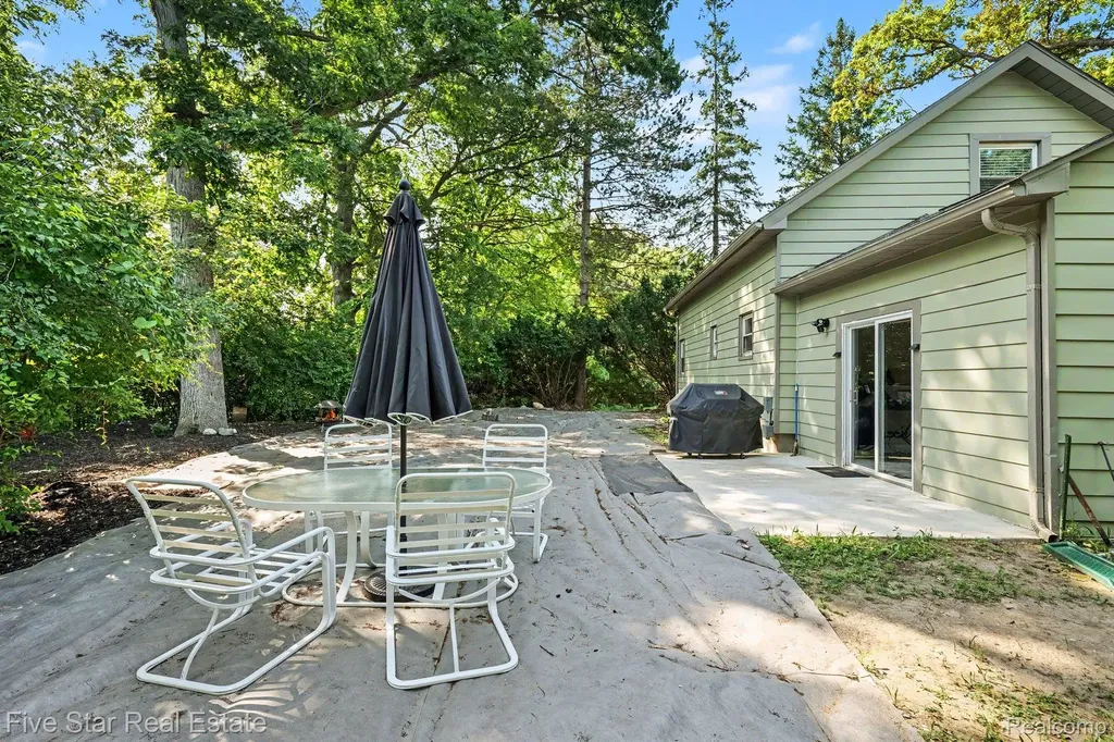 6700 Pontiac Trail Road West Bloomfield Charter Township MI 48323