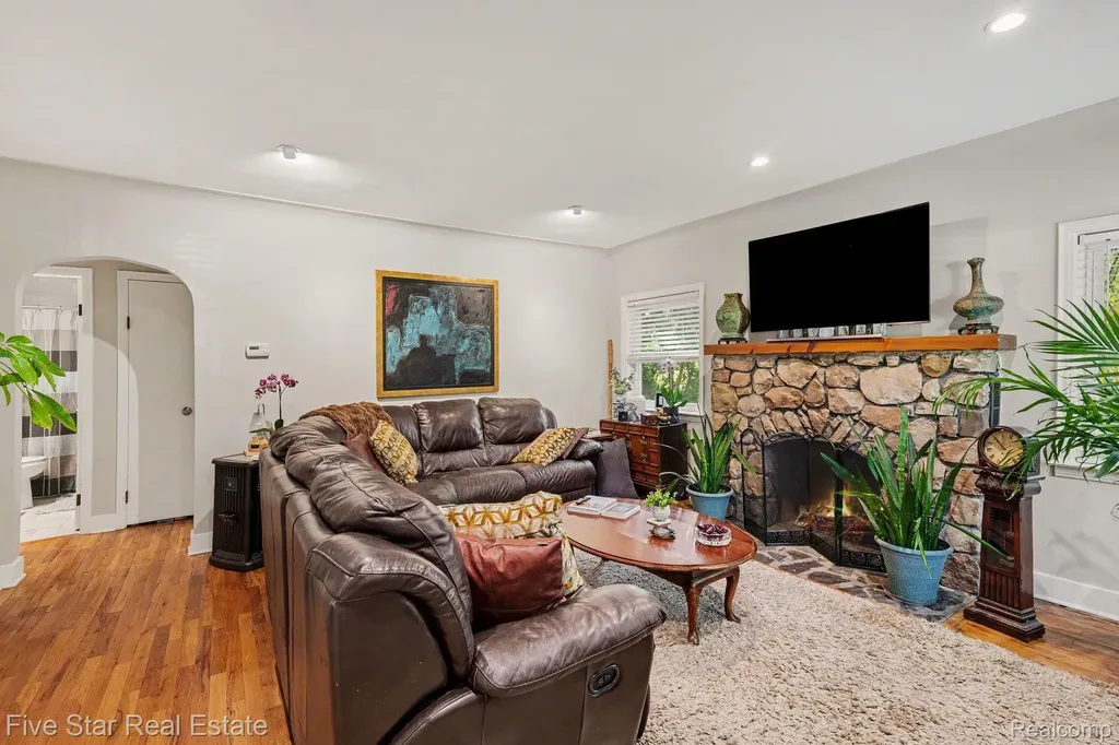 6700 Pontiac Trail Road West Bloomfield Charter Township MI 48323