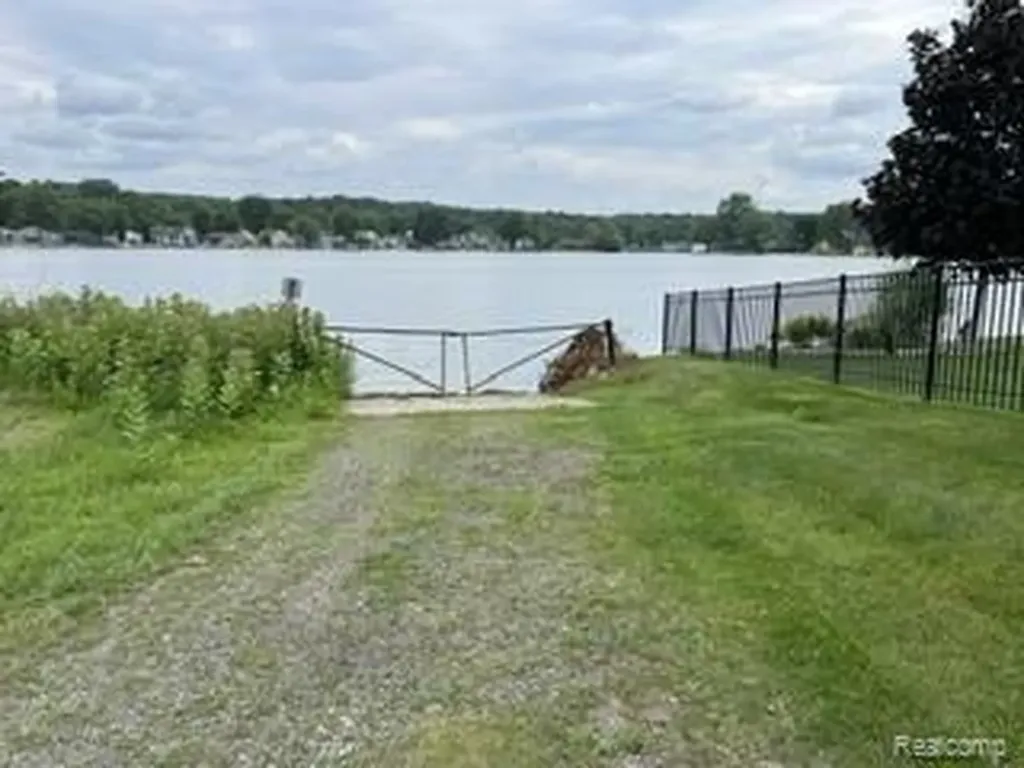 9510 Buckingham White Lake Charter Township MI 48386