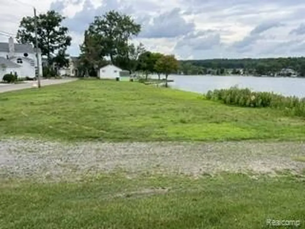 9510 Buckingham White Lake Charter Township MI 48386