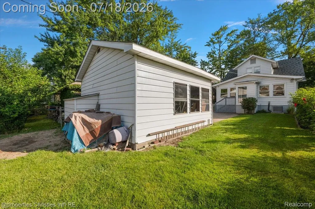 21709 Tenny Street Dearborn City MI 48124