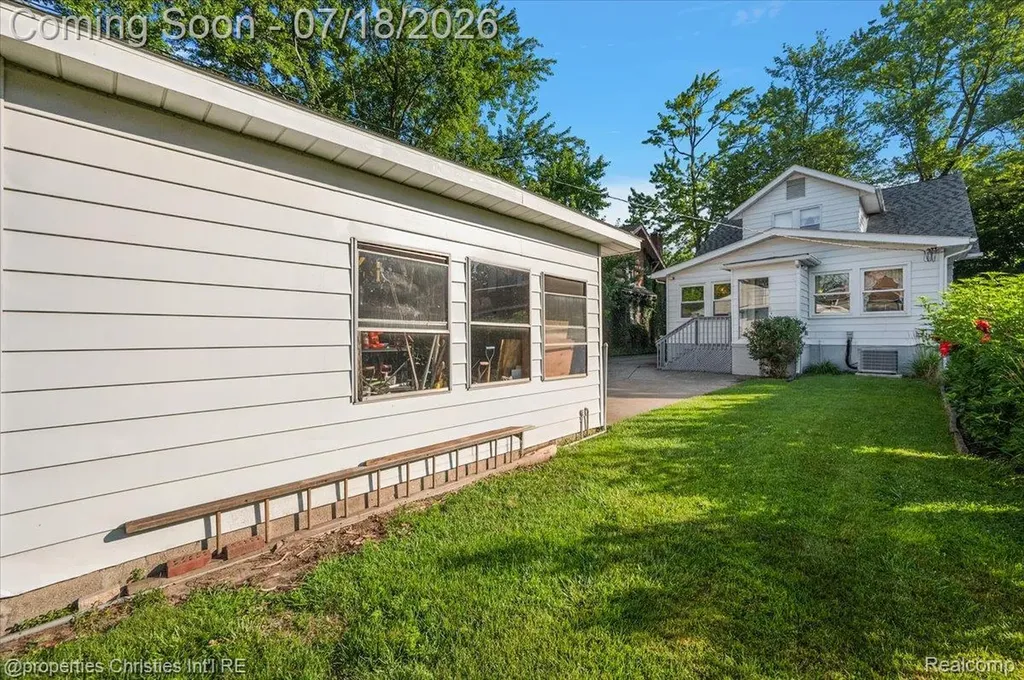 21709 Tenny Street Dearborn City MI 48124