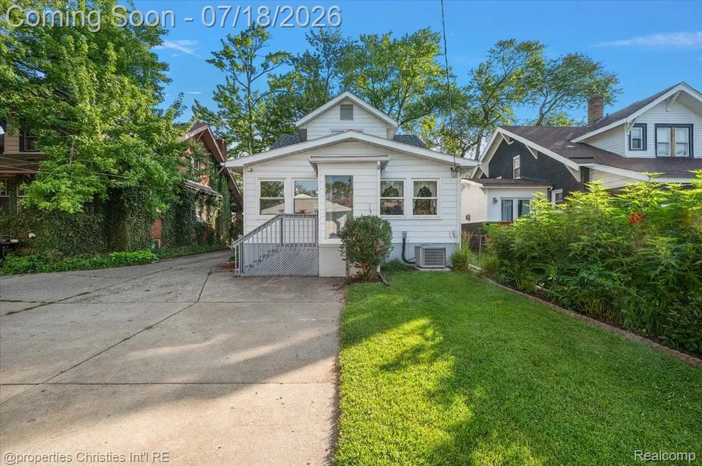 21709 Tenny Street Dearborn City MI 48124