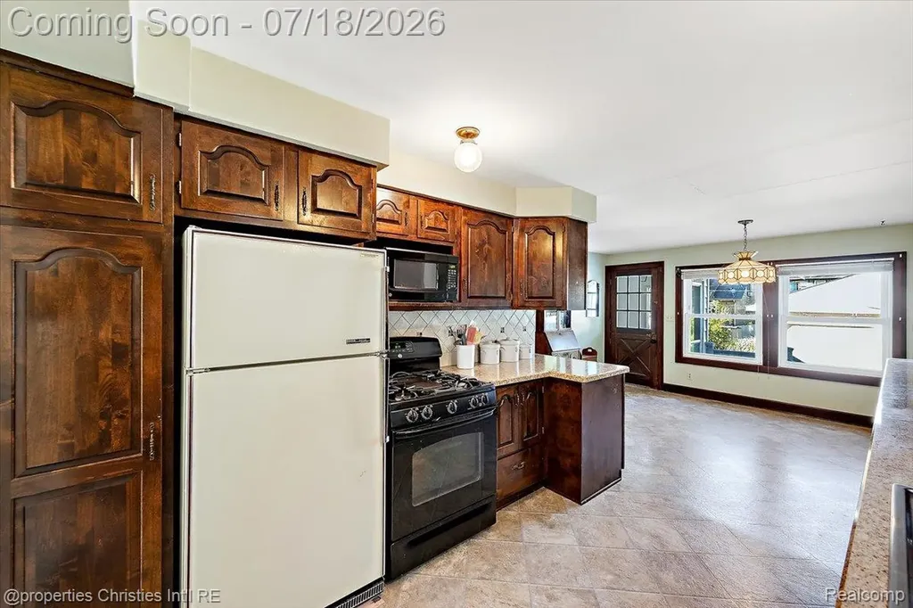 21709 Tenny Street Dearborn City MI 48124