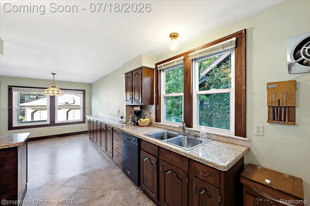 21709 Tenny Street Dearborn City MI 48124
