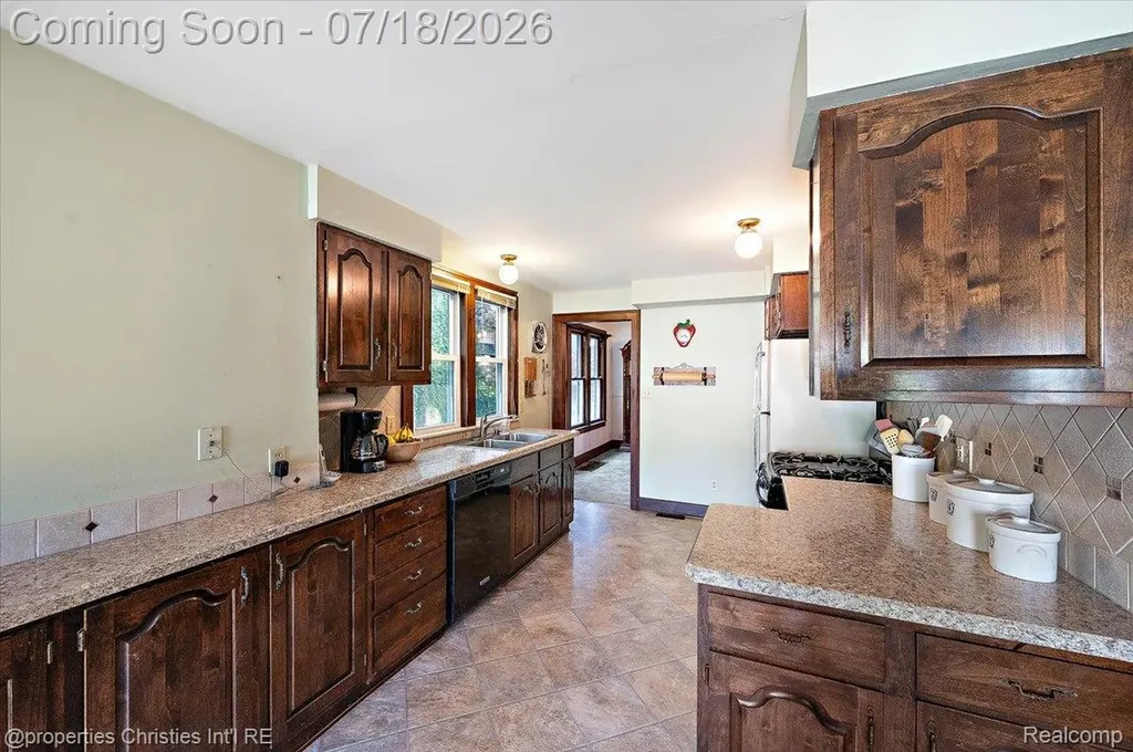 21709 Tenny Street Dearborn City MI 48124