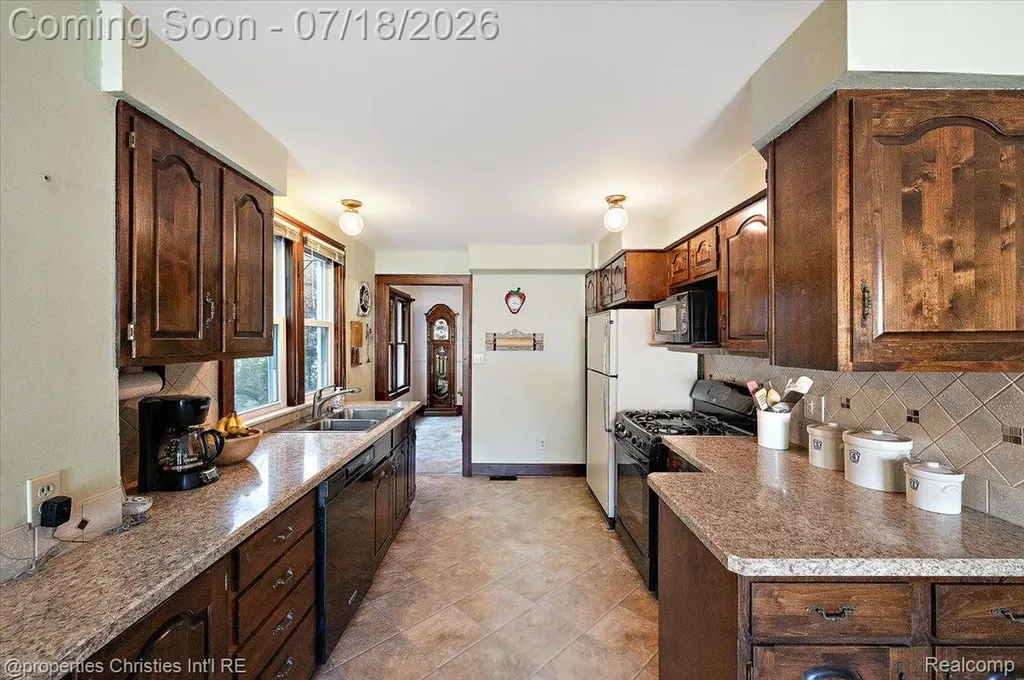 21709 Tenny Street Dearborn City MI 48124