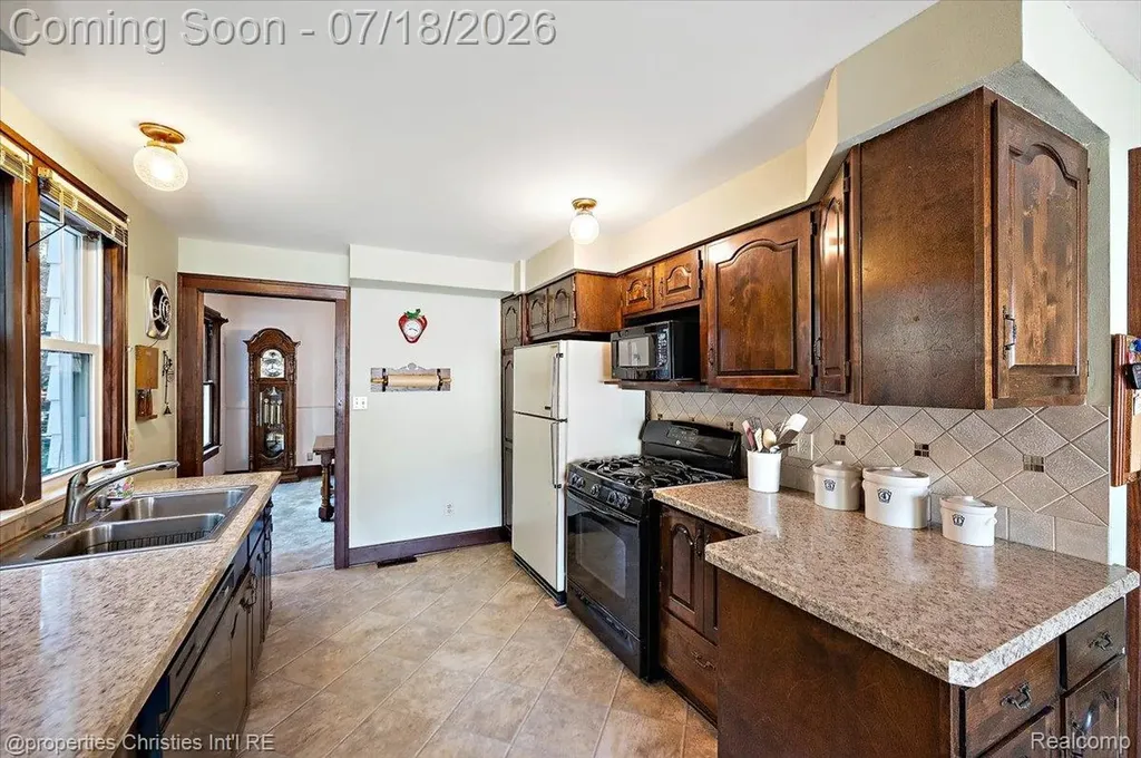 21709 Tenny Street Dearborn City MI 48124