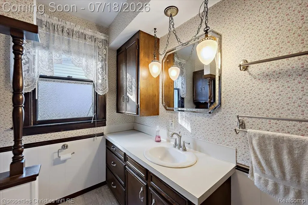 21709 Tenny Street Dearborn City MI 48124