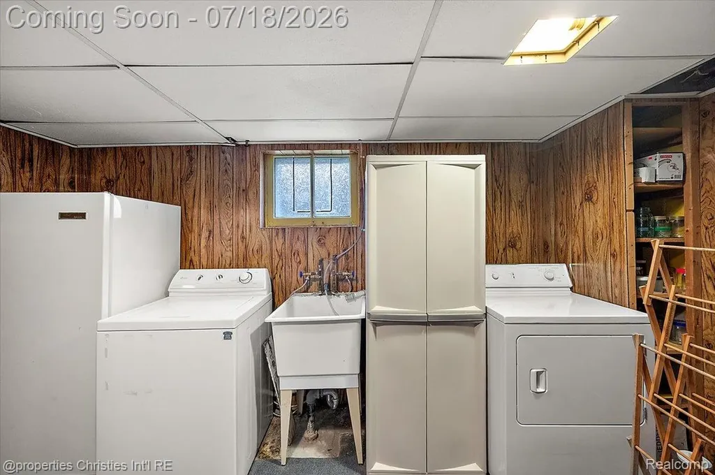 21709 Tenny Street Dearborn City MI 48124