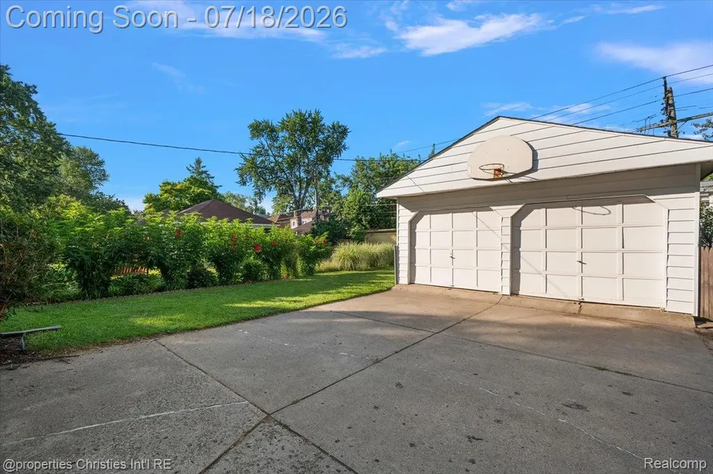21709 Tenny Street Dearborn City MI 48124