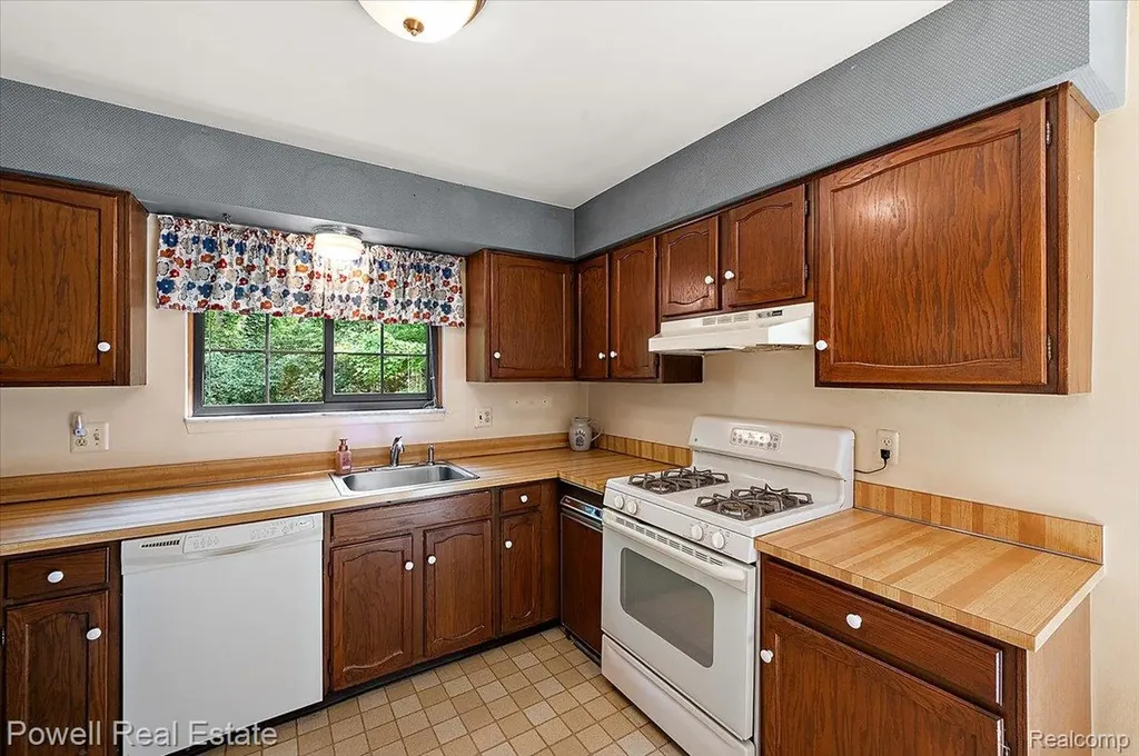 1938 Allenway Court Rochester Hills City MI 48309