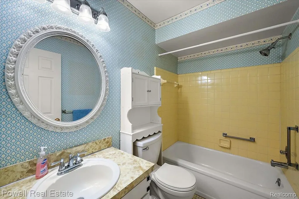 1938 Allenway Court Rochester Hills City MI 48309