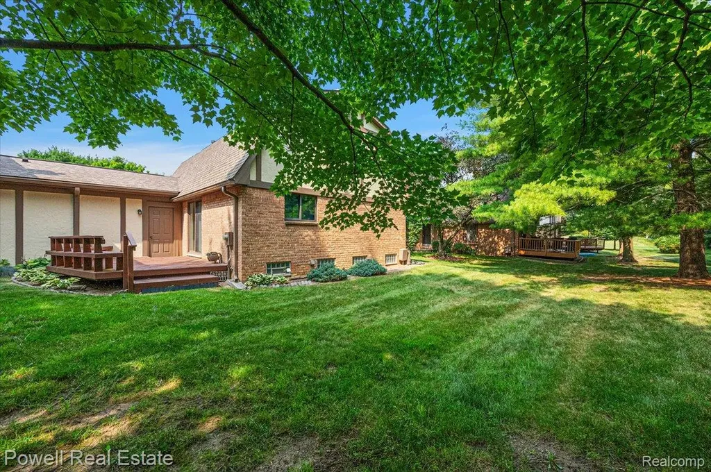 1938 Allenway Court Rochester Hills City MI 48309