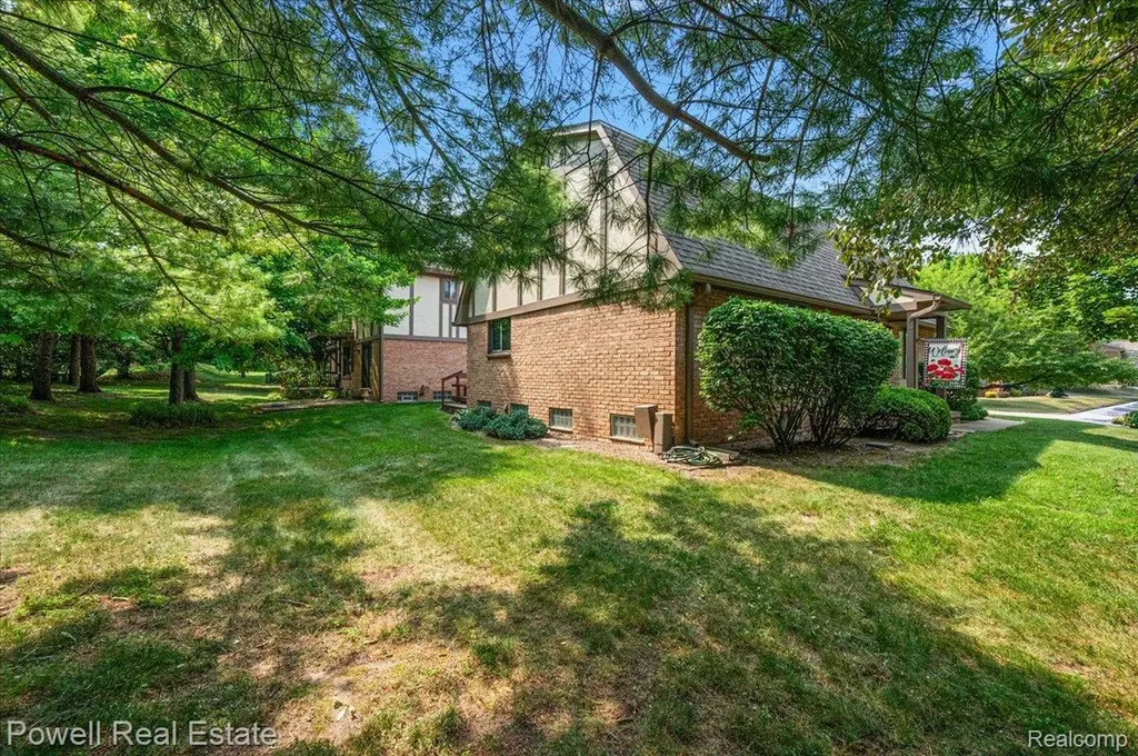 1938 Allenway Court Rochester Hills City MI 48309