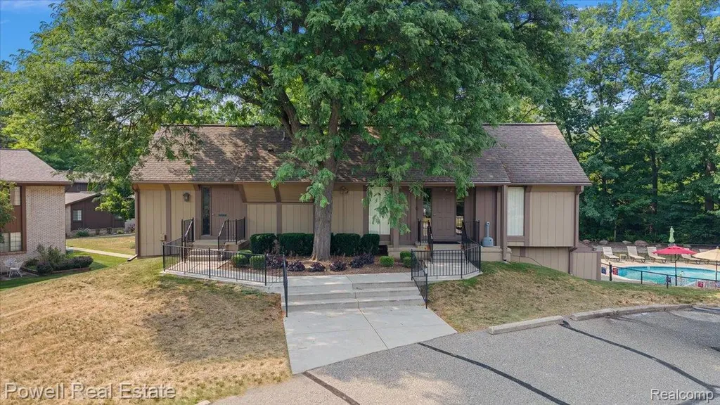 1938 Allenway Court Rochester Hills City MI 48309