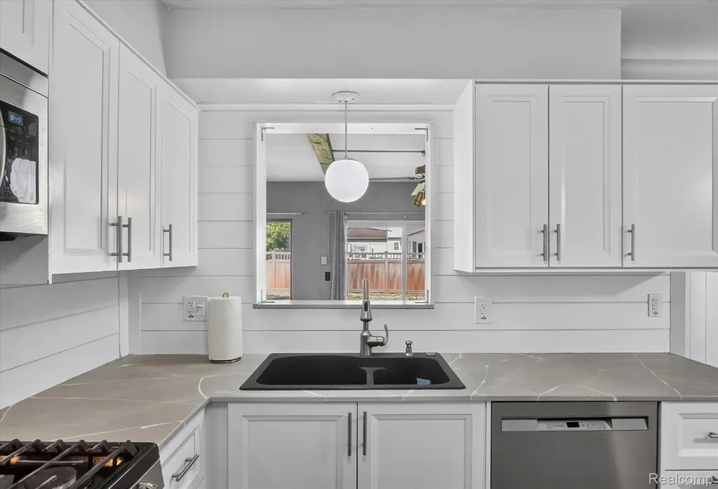 15109 Susanna Street Street SW Wayne City MI 48154