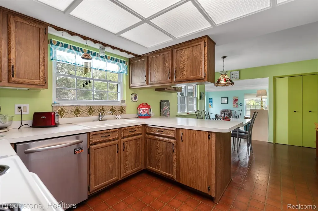 11049 Irene Avenue Warren City MI 48093