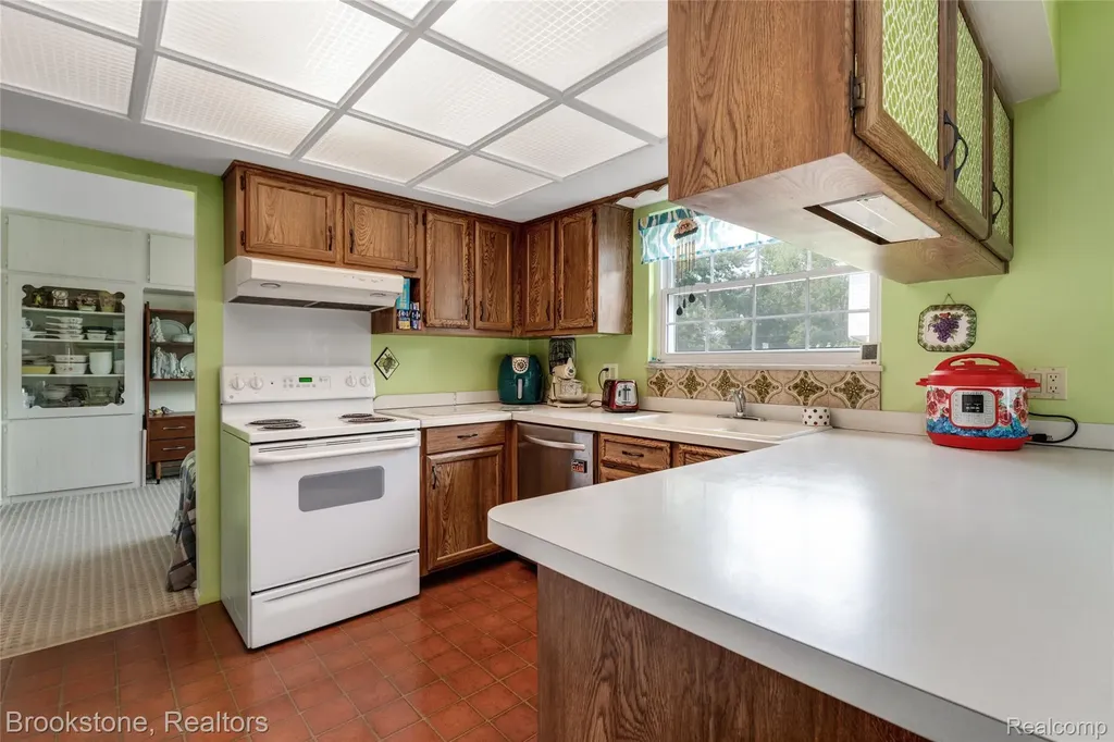 11049 Irene Avenue Warren City MI 48093