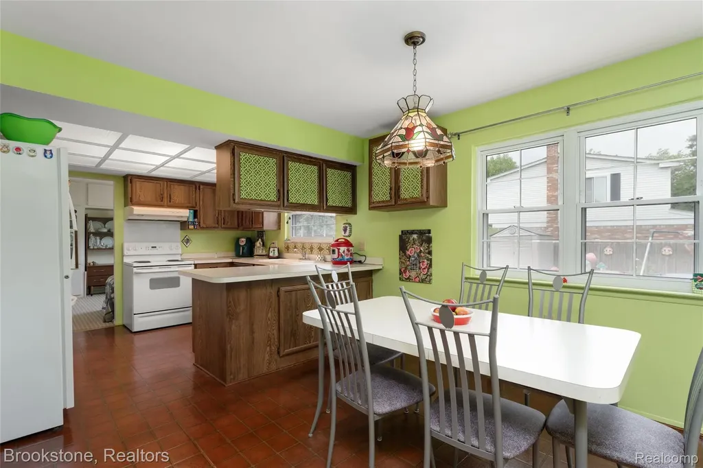 11049 Irene Avenue Warren City MI 48093
