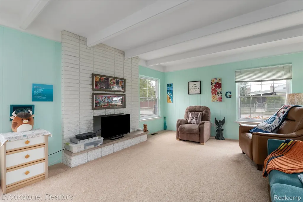 11049 Irene Avenue Warren City MI 48093