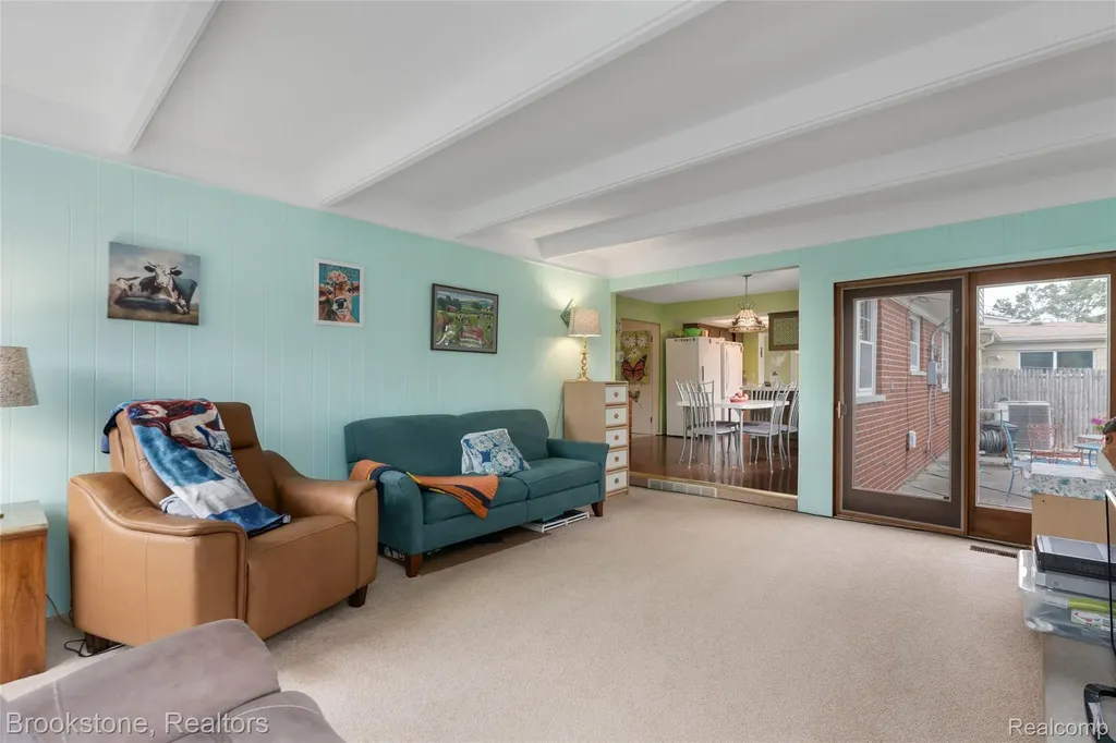 11049 Irene Avenue Warren City MI 48093
