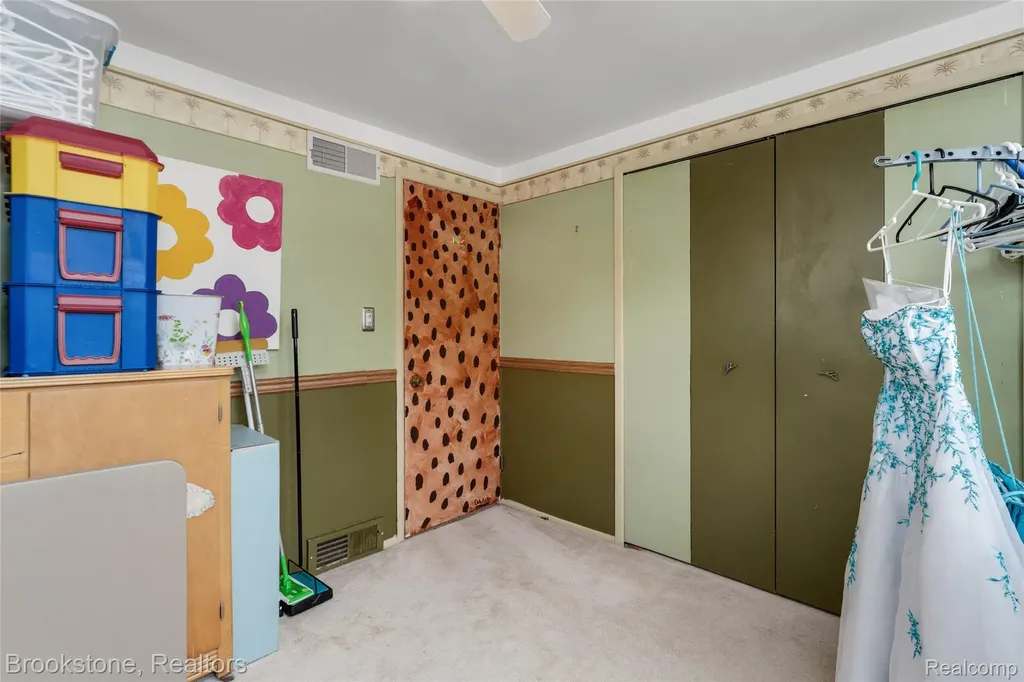 11049 Irene Avenue Warren City MI 48093