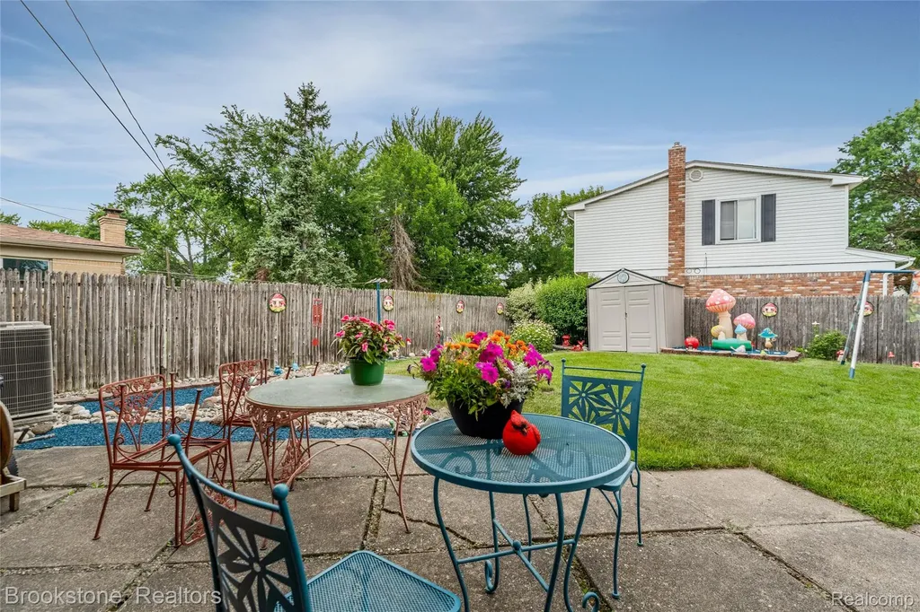 11049 Irene Avenue Warren City MI 48093