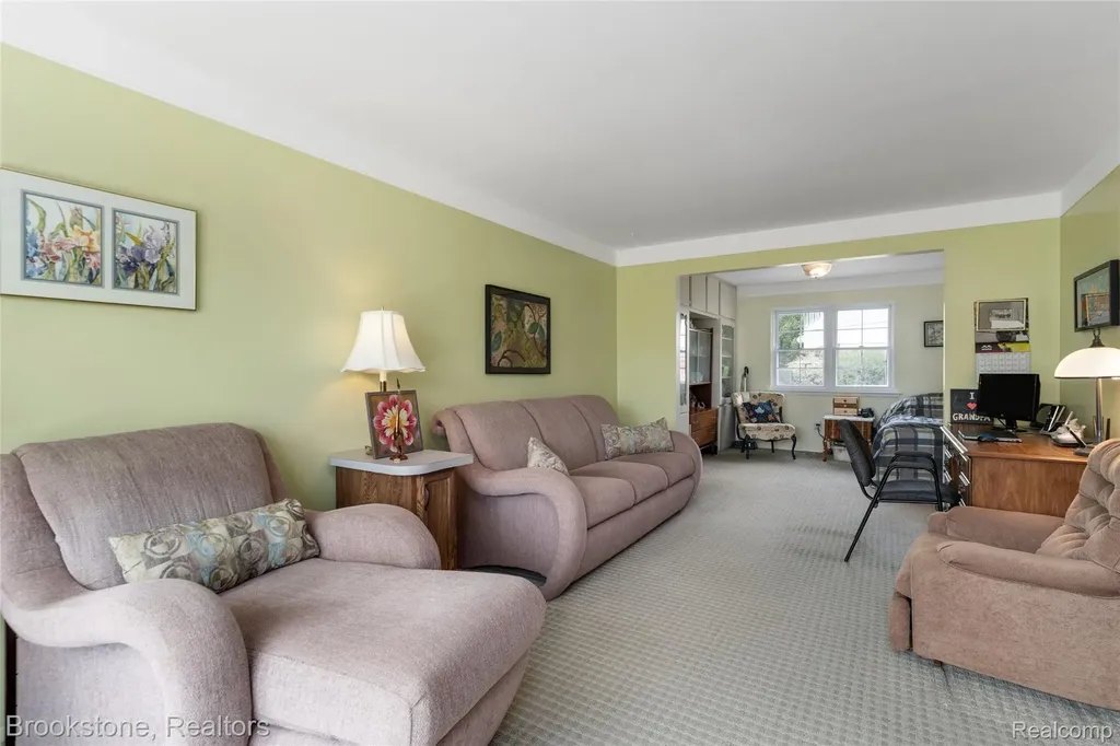 11049 Irene Avenue Warren City MI 48093