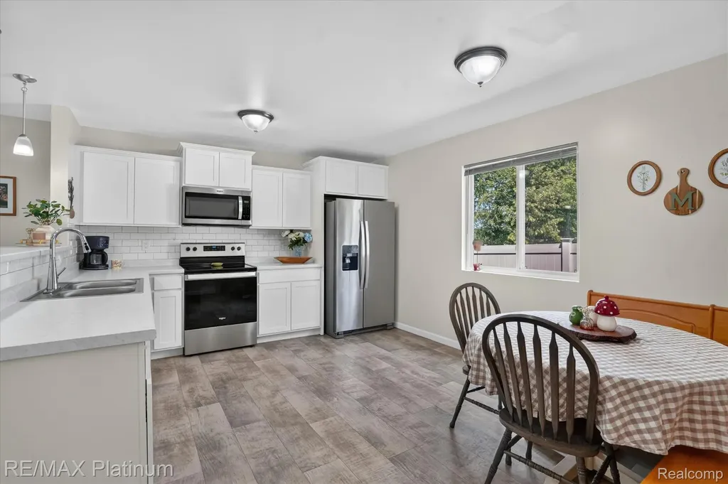2793 Sycamore River Drive Handy Township MI 48836