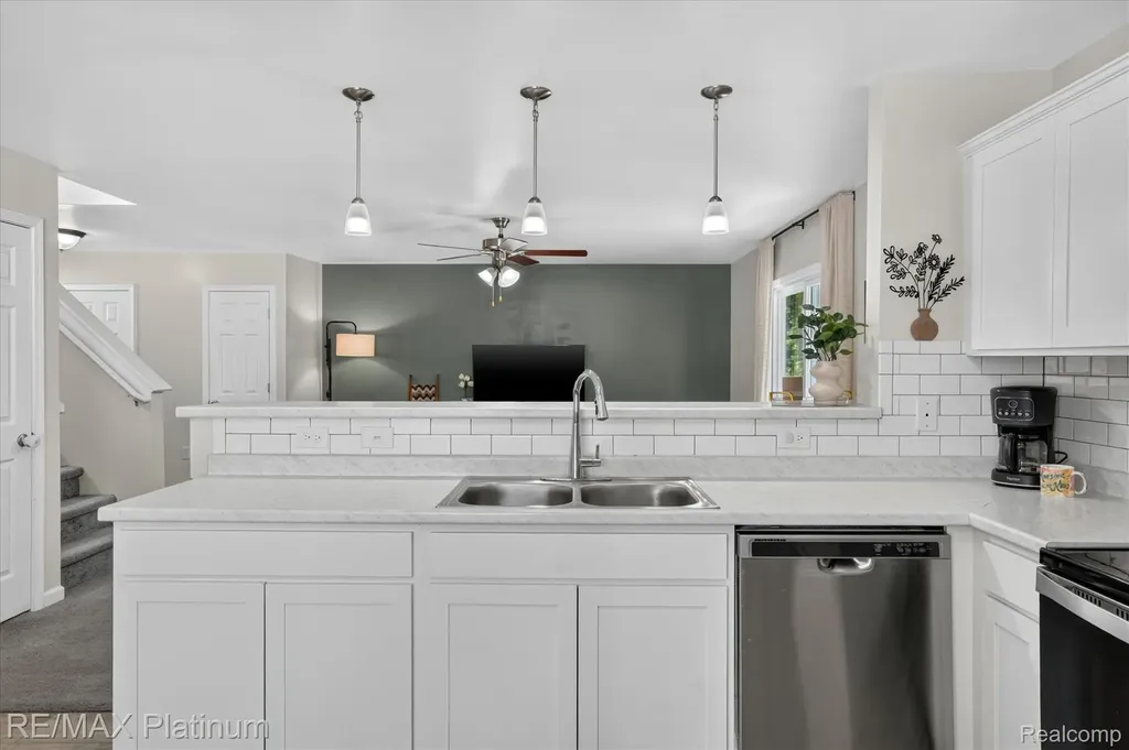 2793 Sycamore River Drive Handy Township MI 48836