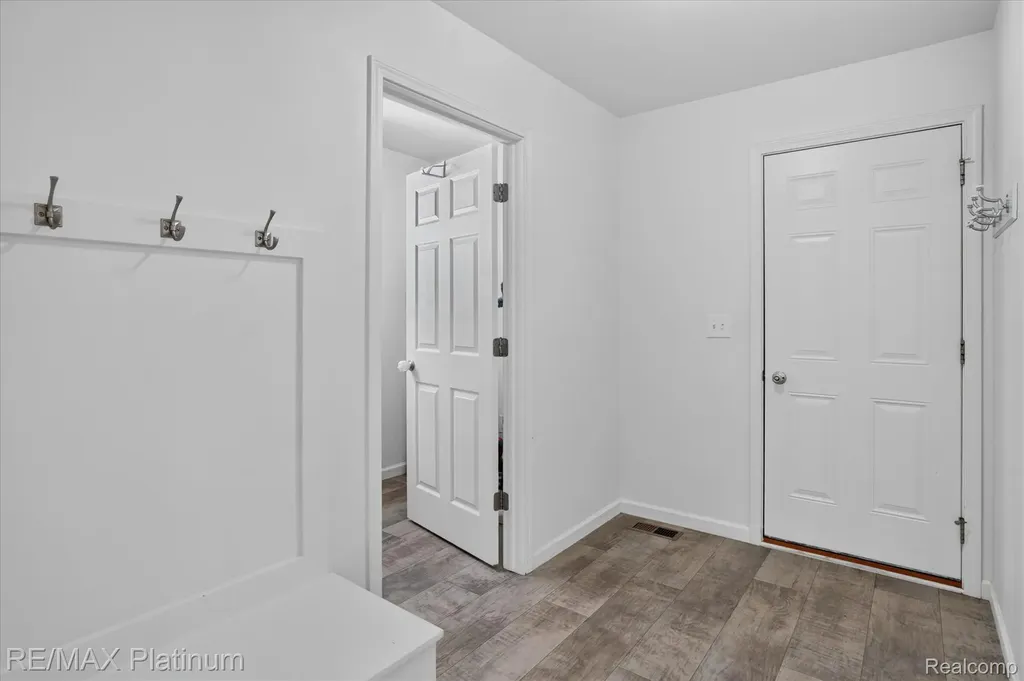 2793 Sycamore River Drive Handy Township MI 48836