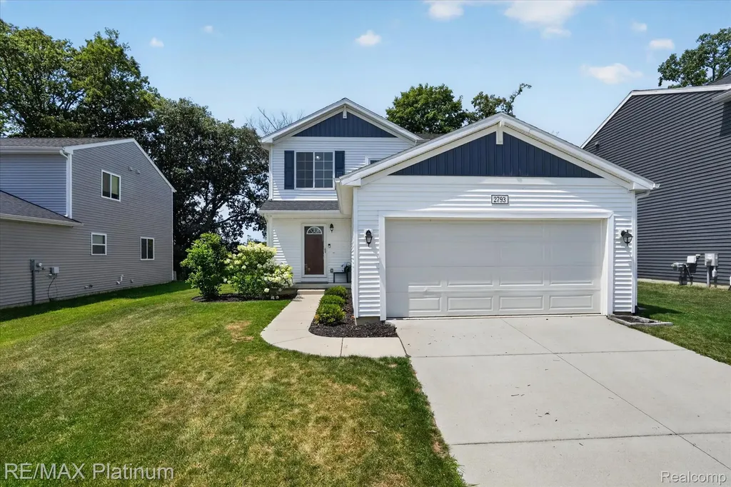 2793 Sycamore River Drive Handy Township MI 48836