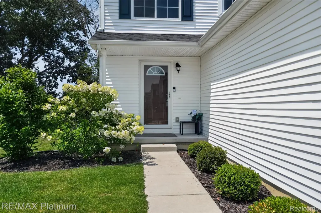 2793 Sycamore River Drive Handy Township MI 48836