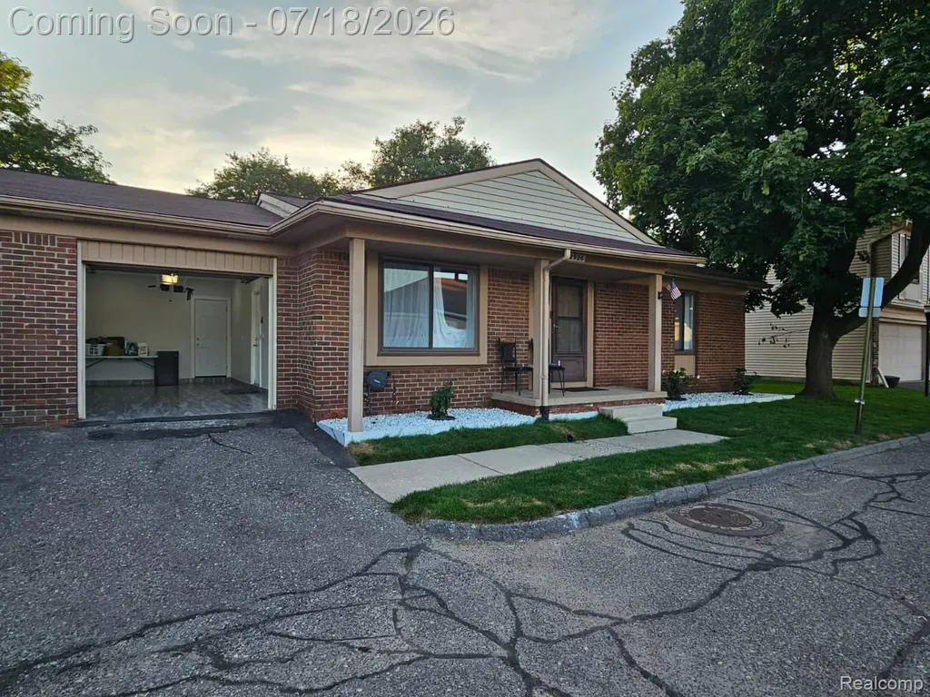 2926 Roundtree Drive Troy City MI 48083