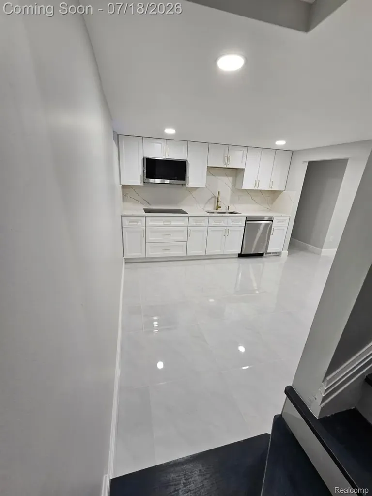 2926 Roundtree Drive Troy City MI 48083