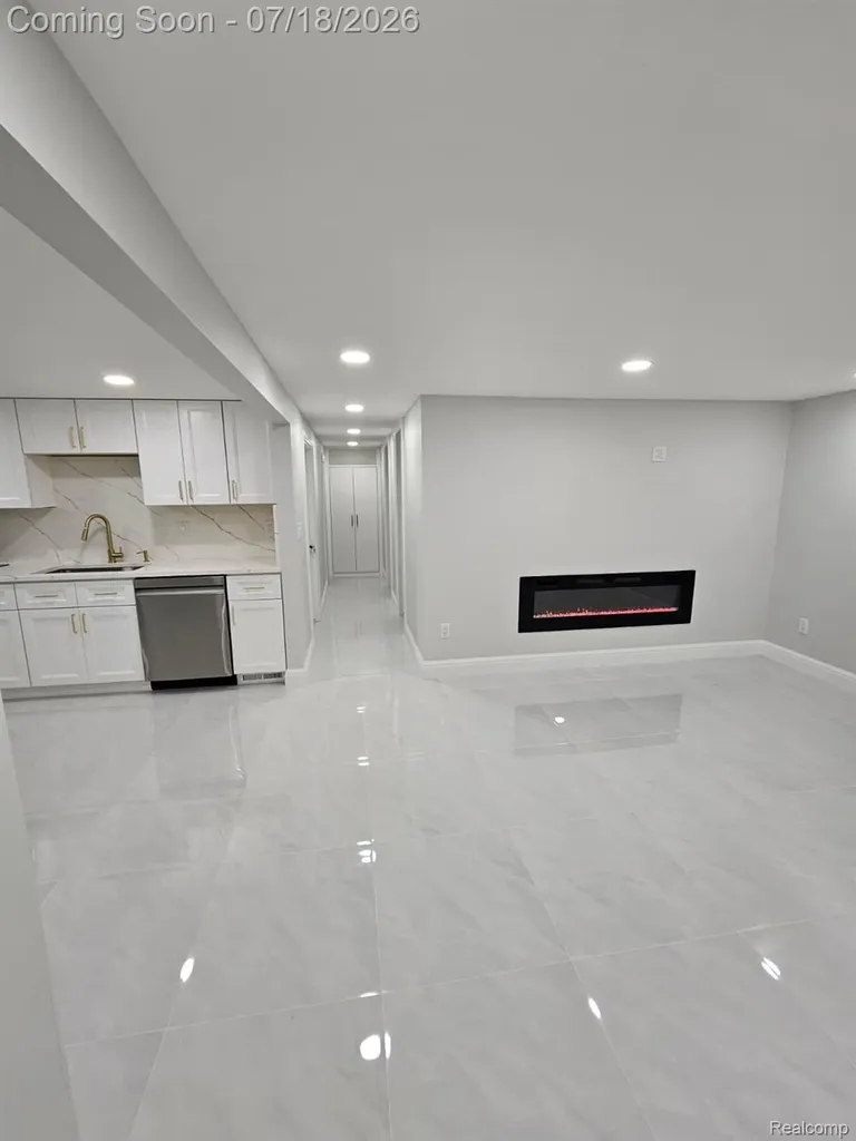 2926 Roundtree Drive Troy City MI 48083