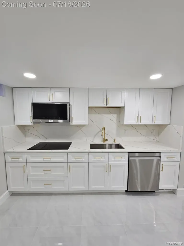 2926 Roundtree Drive Troy City MI 48083